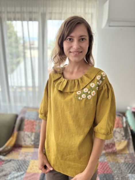 Bluza din in cu broderie manuala cu flori