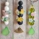 Breloc din margele decorative si flori 