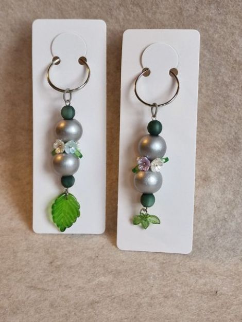 Breloc din margele decorative si flori 
