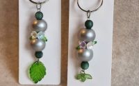 Breloc din margele decorative si flori 