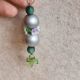 Breloc din margele decorative si flori 