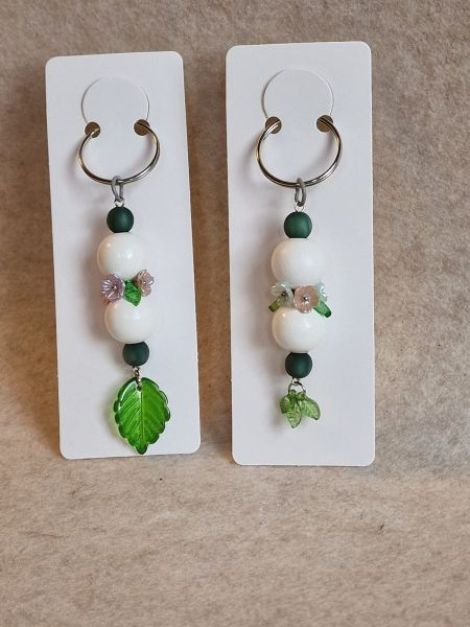 Breloc din margele decorative si flori 