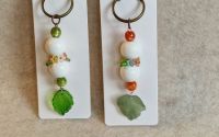 Breloc din margele decorative si flori 