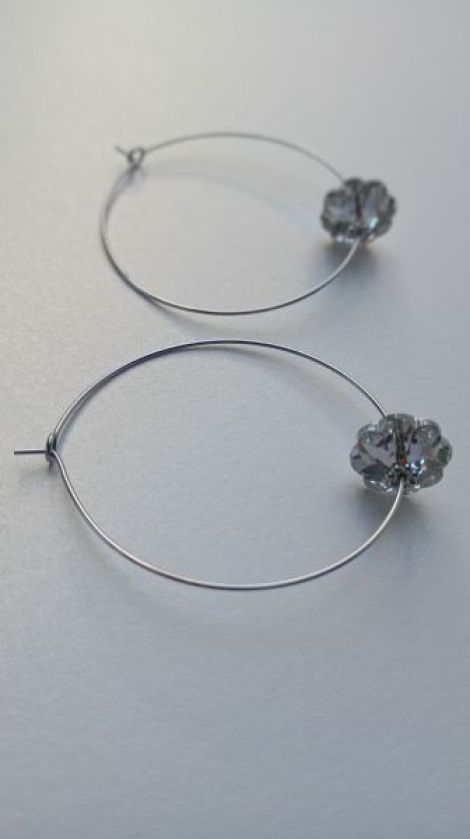 Cercei loop argintii cu floare Swarovski
