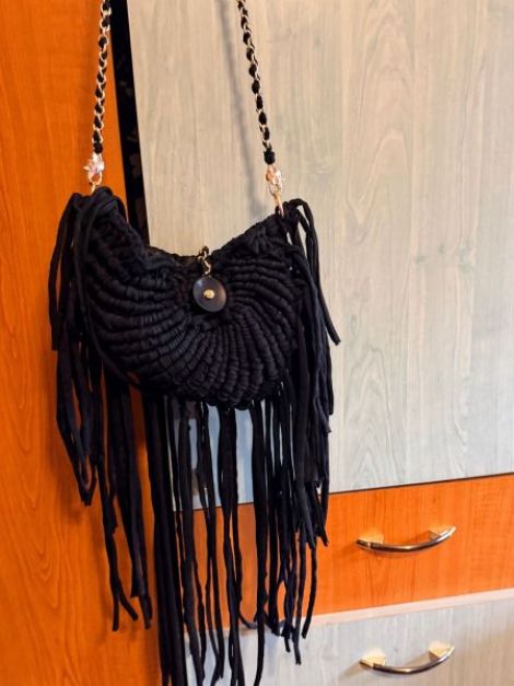 Geanta Crossbody Neagra cu Franjuri Handmade