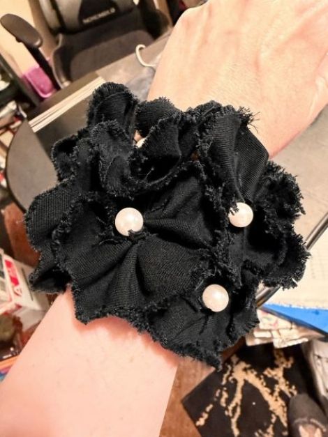 Bratara goth handmade din denim negru cu perle 