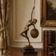 Ierihon-statueta din bronz cu un soclu din marmura