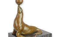 Leu de mare cu o minge-statueta din bronz 