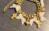 Bratara Aurie Handmade cu Fundite Albe si Charmuri