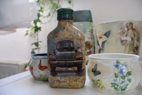 Sticla vintage cu automobil galben
