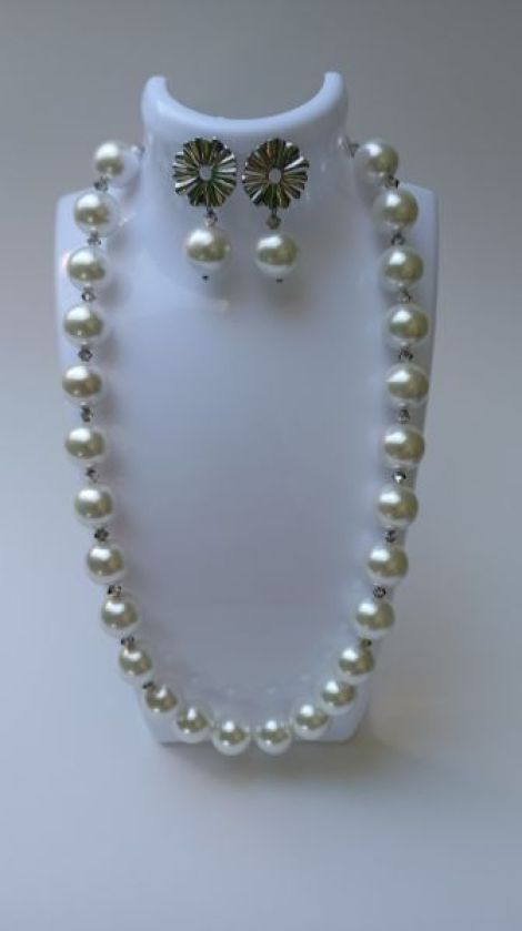 Set bijuterii Scoica alba perlata si Swarovski Vit