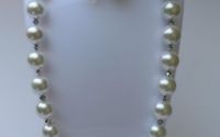 Set bijuterii Scoica alba perlata si Swarovski Vit