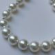 Set bijuterii Scoica alba perlata si Swarovski Vit