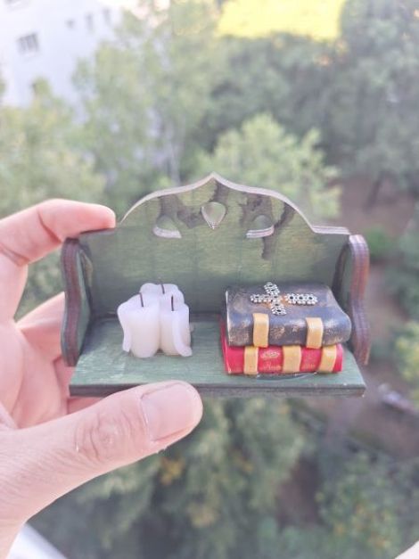 Raft miniatural cu Biblie si lumanari