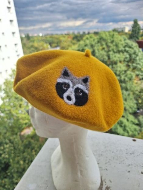 Bereta galbena cu raton