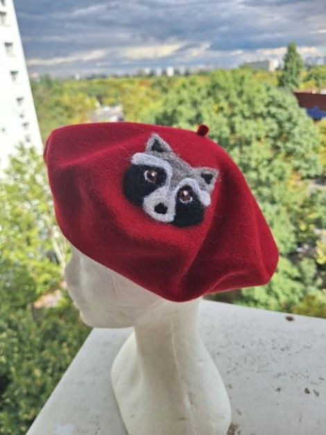 Basca rosie cu raton