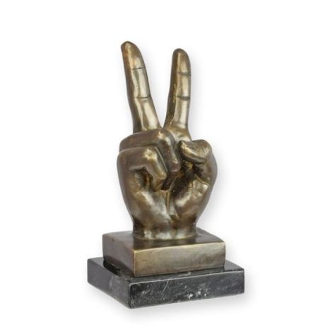 Mana-statueta din bronz cu un soclu din marmura