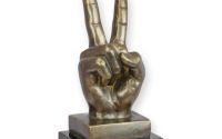 Mana-statueta din bronz cu un soclu din marmura