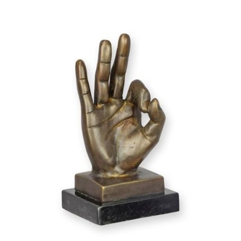 Mana-statueta din bronz cu un soclu din marmura