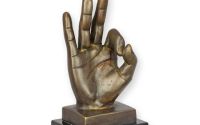 Mana-statueta din bronz cu un soclu din marmura