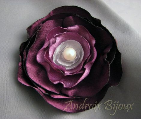 Brosa floare mov