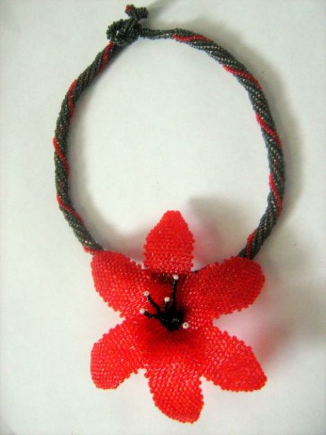 Colier cu floare rosie