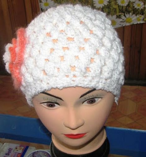 Caciulita alba "pufoasa"
