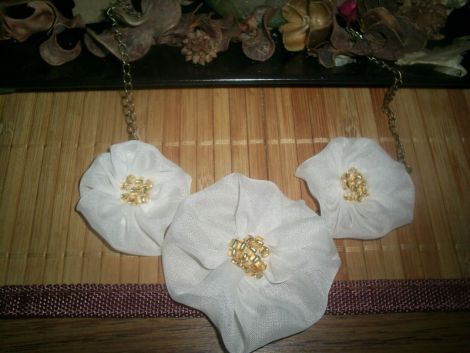 Lantisor cu floricele