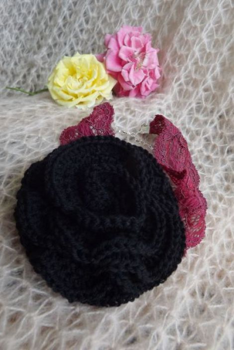 Colier dantela cu trandafir negru