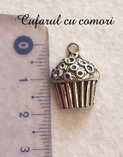 Charm cupcake