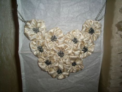 Colier flori textile
