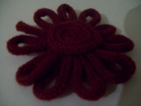 brosa -floare din snur tricotat