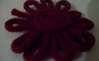 brosa -floare din snur tricotat
