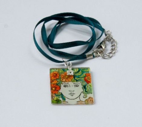 Medalion green girl