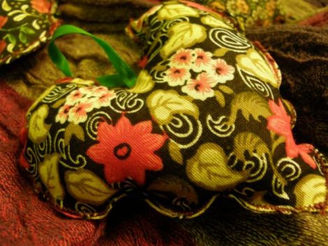 Pernuta deco in forma de inima cu print floral