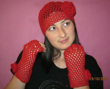 Caciula rosie cu floare si manusi fara degete