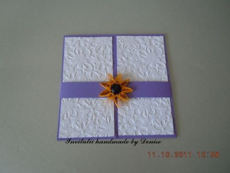 Invitatie nunta handmade mov cu floare galbena.