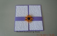 Invitatie nunta handmade mov cu floare galbena.