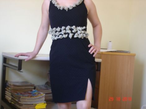 Rochie din dantela cu trandafirasi aplicati .