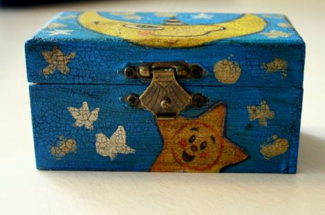 cutiuta decorata cu servetel si acrilice