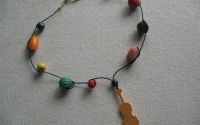Colier din lemn colorat