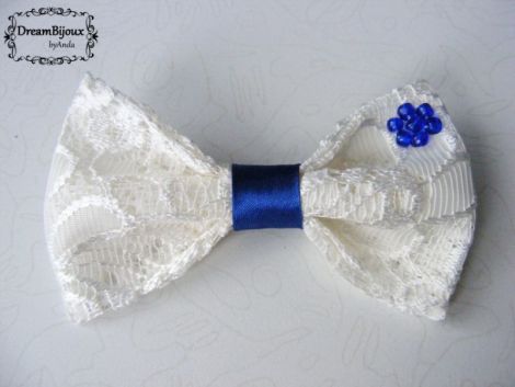 Papion dantela alba margele albastre