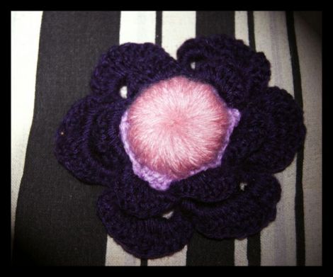 Brosa in forma de floare, crosetata