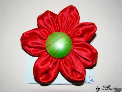 Brosa floricica rosie