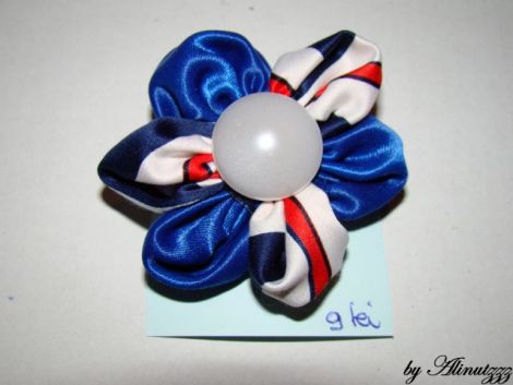 Brosa floricica albastra