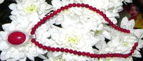 Colier de coral cu cabochon de jad de munte